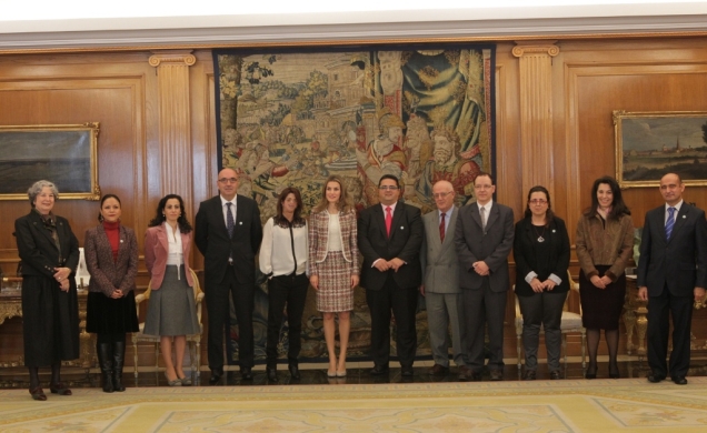 Fotografía de grupo de Doña Letizia con una representación de la nueva Junta Directiva de FEDER